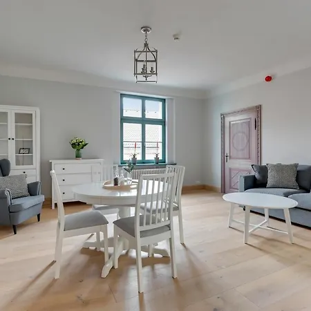 Historical Townhouse By Blue Mandarin *