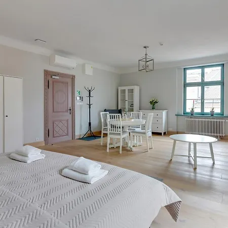 Historical Townhouse By Blue Mandarin *