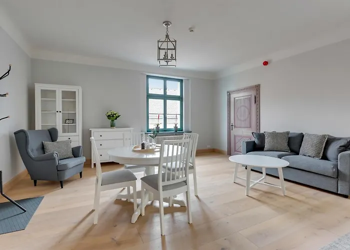 Historical Townhouse By Blue Mandarin *