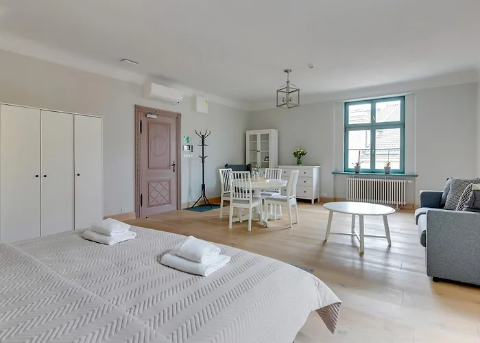 Historical Townhouse By Blue Mandarin *