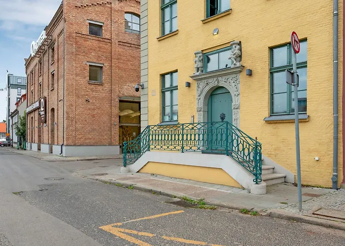 Historical Townhouse By Blue Mandarin