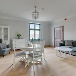 Historical Townhouse By Blue Mandarin *