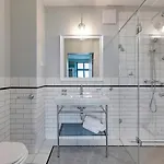 Historical Townhouse By Blue Mandarin 아파트 *