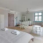 Historical Townhouse By Blue Mandarin *